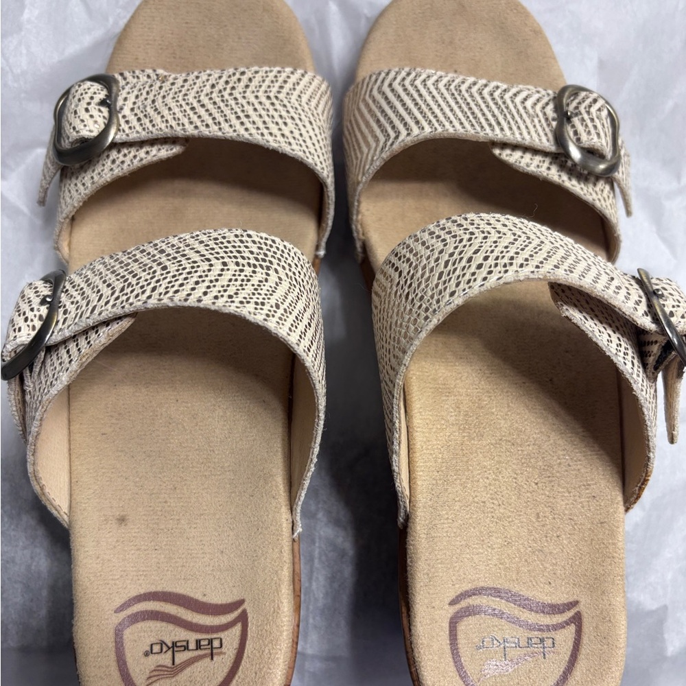 Dansko Sophie Size 40 Cream Leather Straps Buckle Comfort Wedge Sandals Summer - Picture 8 of 11